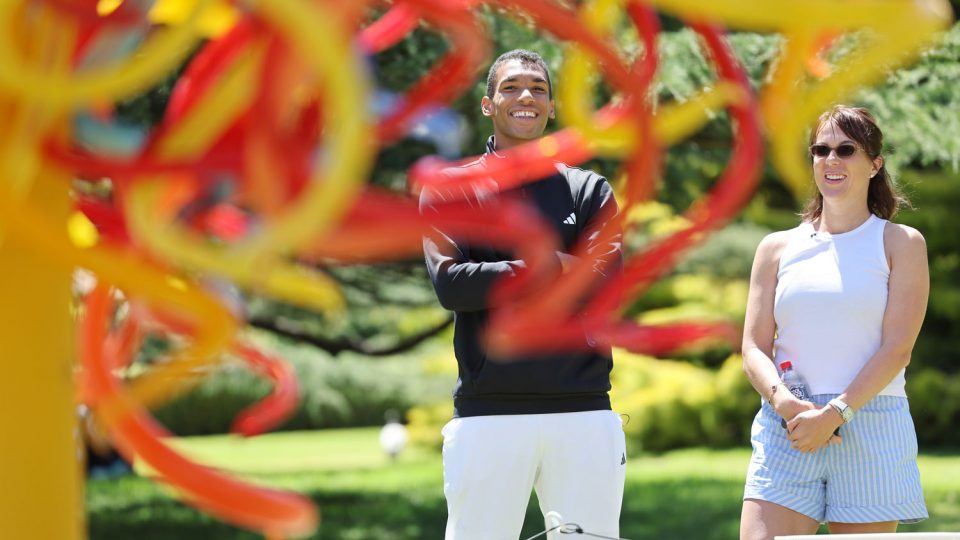 Felix Auger-Aliassime and Anastasia Pavlyuchenkova took in the Chihuly glass sculpture exhibition in the Adelaide Botanical Gardens.